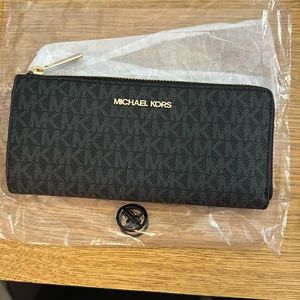 Michael kors Jet Set travel wallet